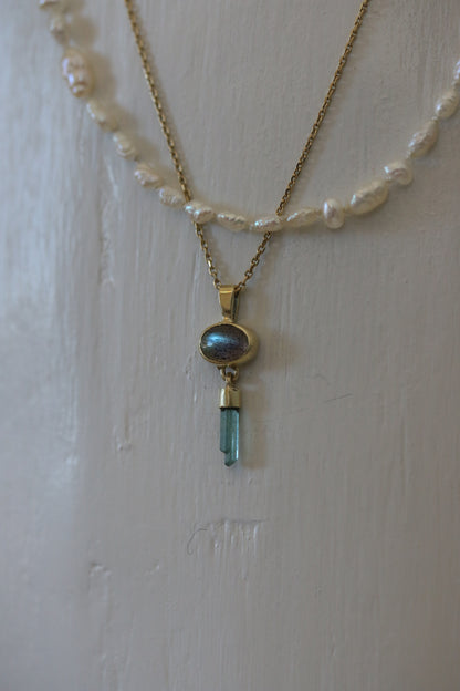 Labradoriet cabochon met ruwe mint toermalijn hanger