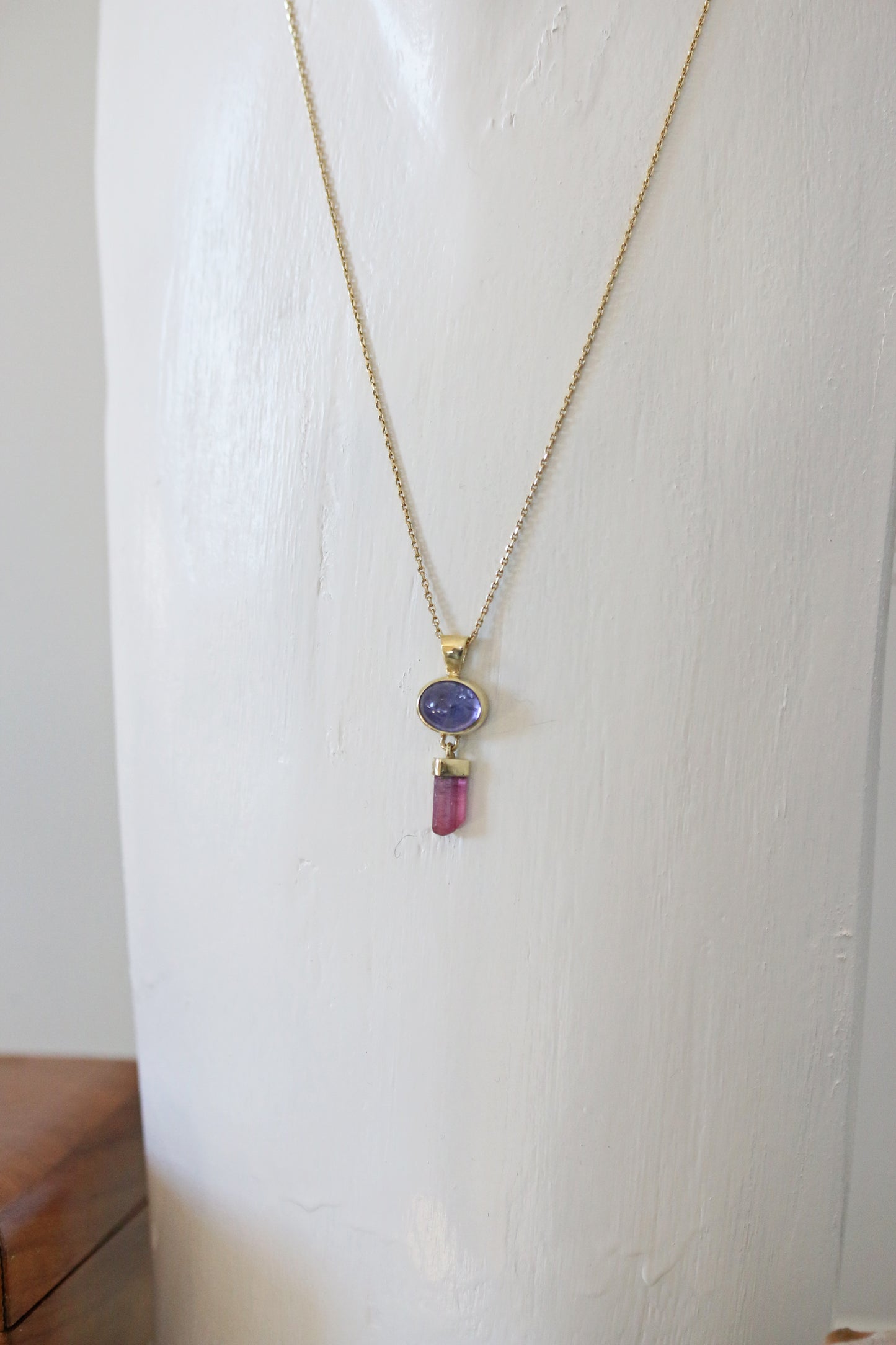 Tanzaniet cabochon hanger met ruwe roze toermalijn kristal hanger