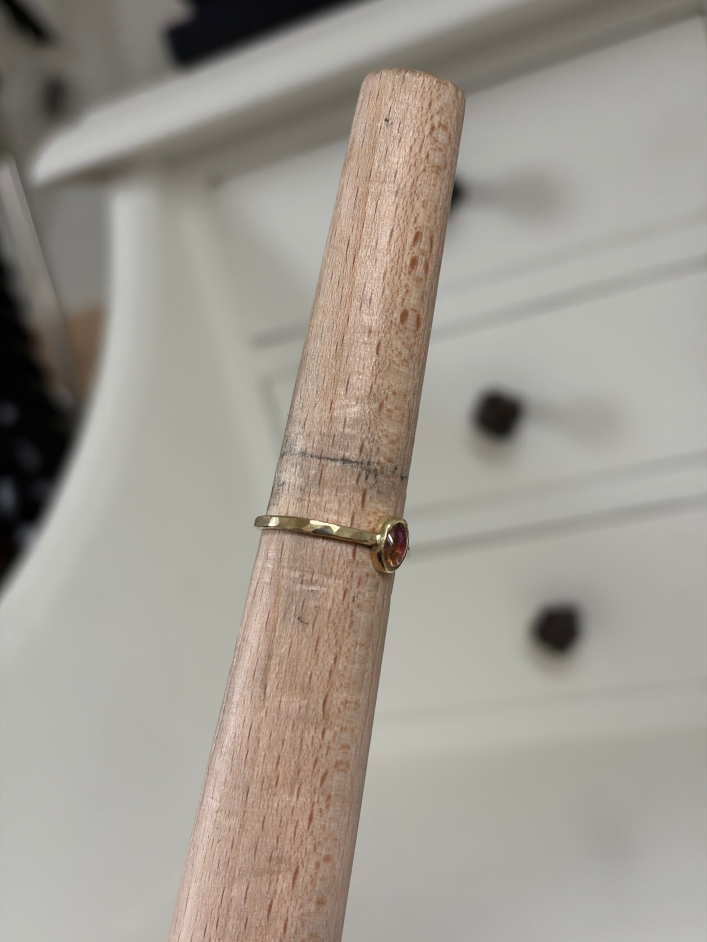 Perzik toermalijn cabochon ring