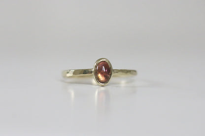 Perzik toermalijn cabochon ring