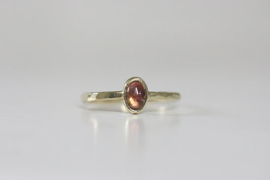 Perzik toermalijn cabochon ring