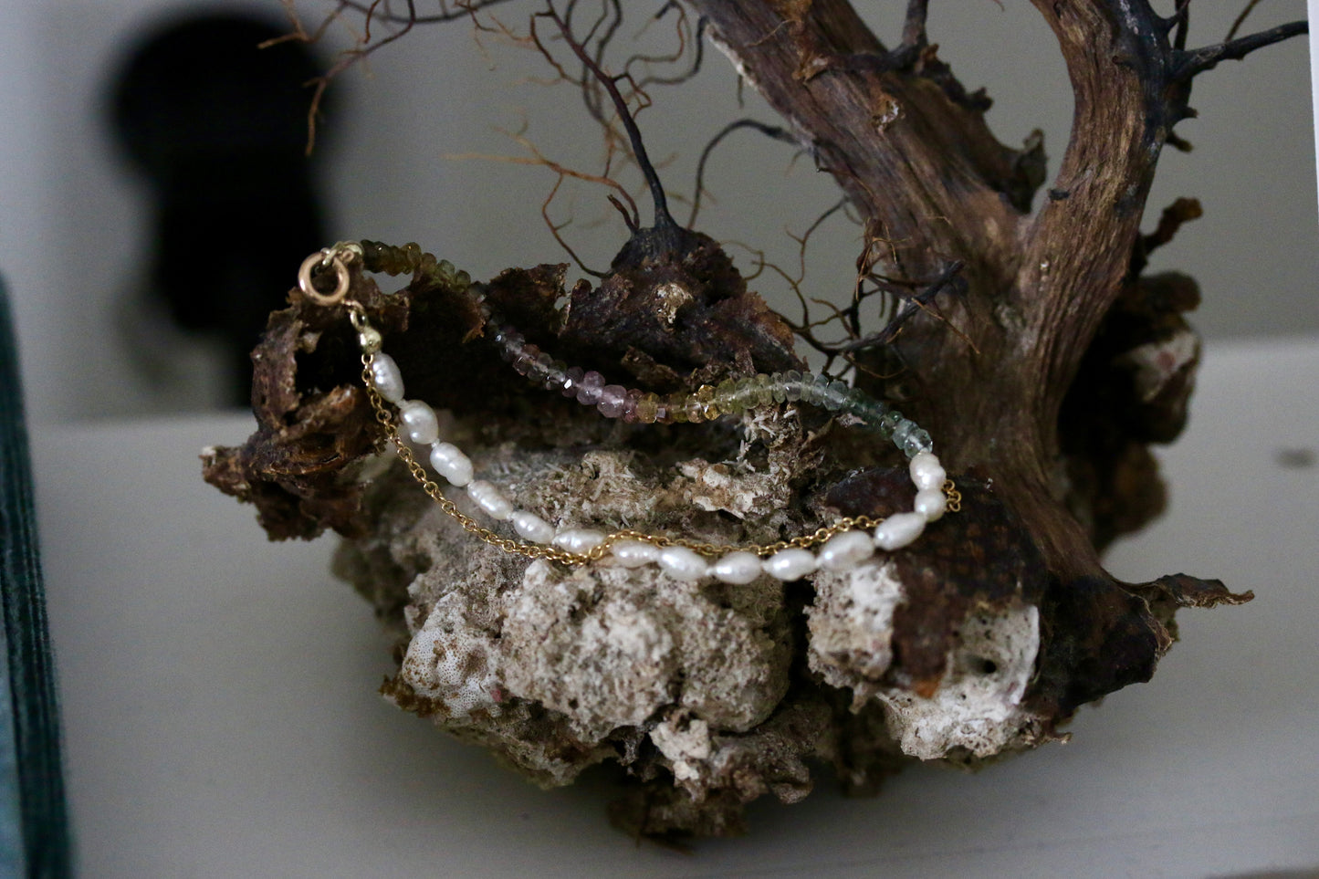 Toermalijn & barok parel armband met kettinkje