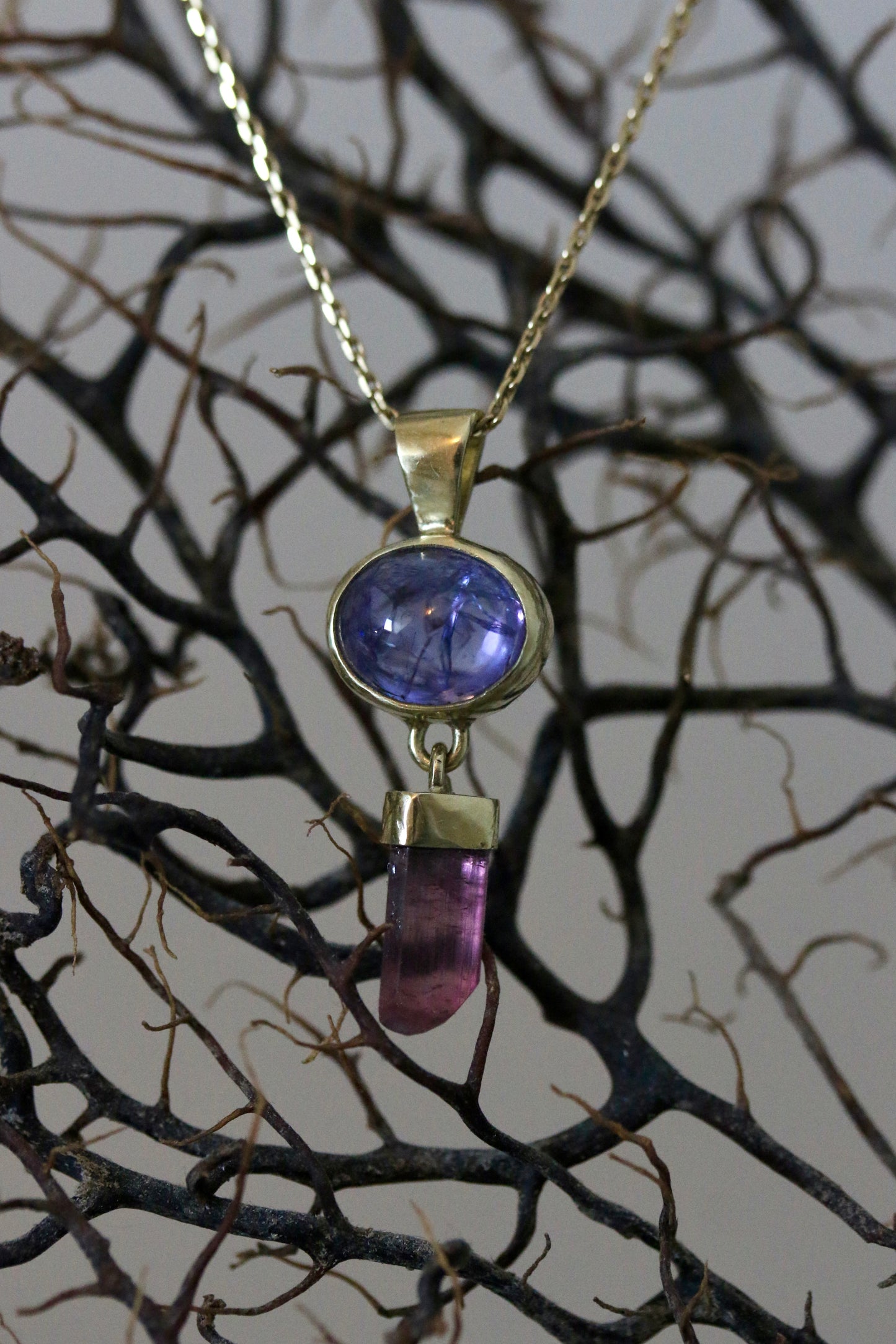 Tanzaniet cabochon hanger met ruwe roze toermalijn kristal hanger