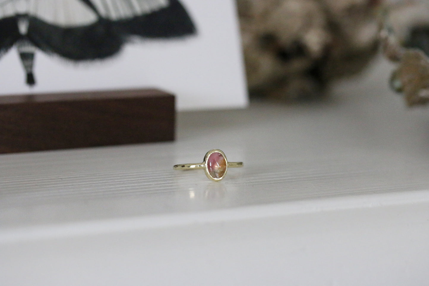 Multi color roze toermalijn cabochon ring