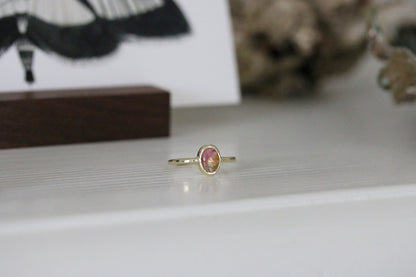 Multi color roze toermalijn cabochon ring