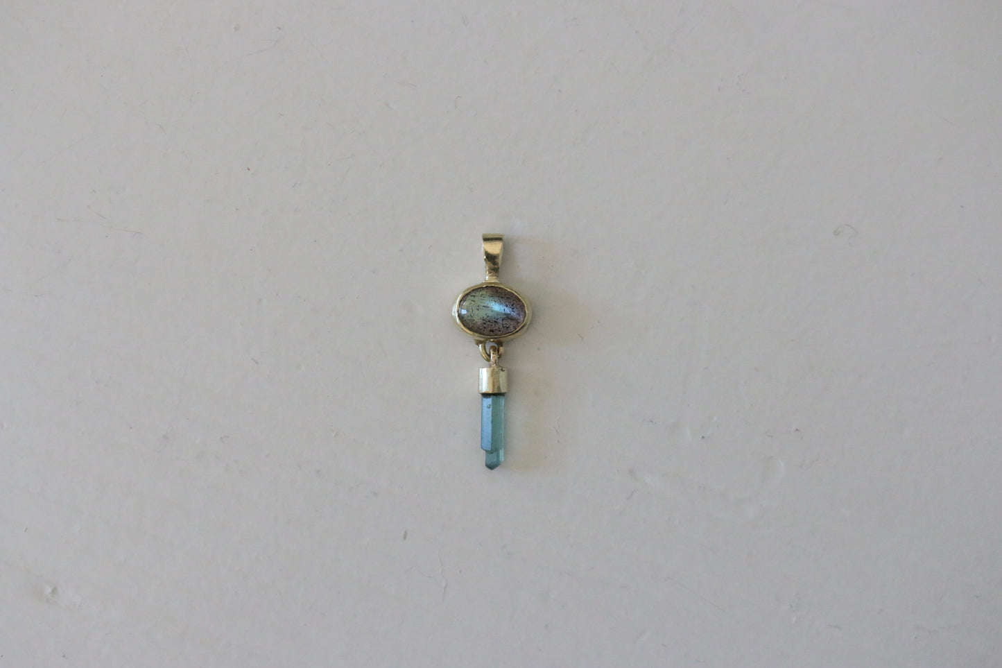 Labradoriet cabochon met ruwe mint toermalijn hanger