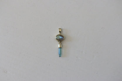 Labradoriet cabochon met ruwe mint toermalijn hanger