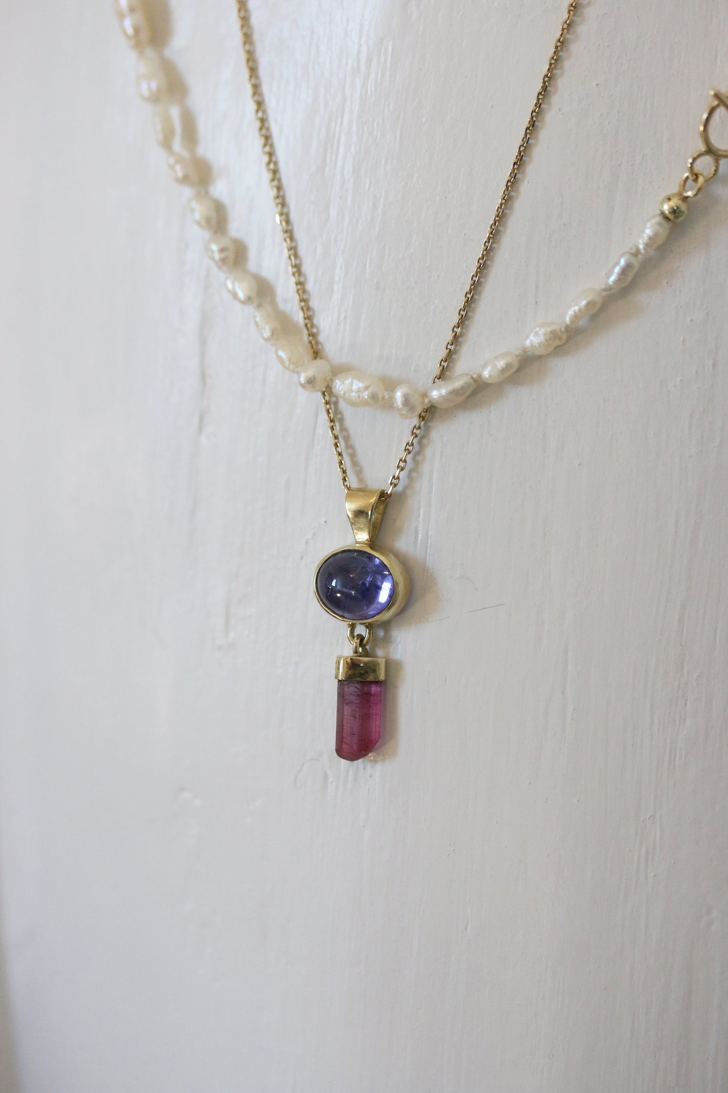 Tanzaniet cabochon hanger met ruwe roze toermalijn kristal hanger