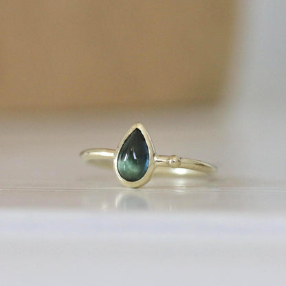 Blauw groene saffier cabochon ring
