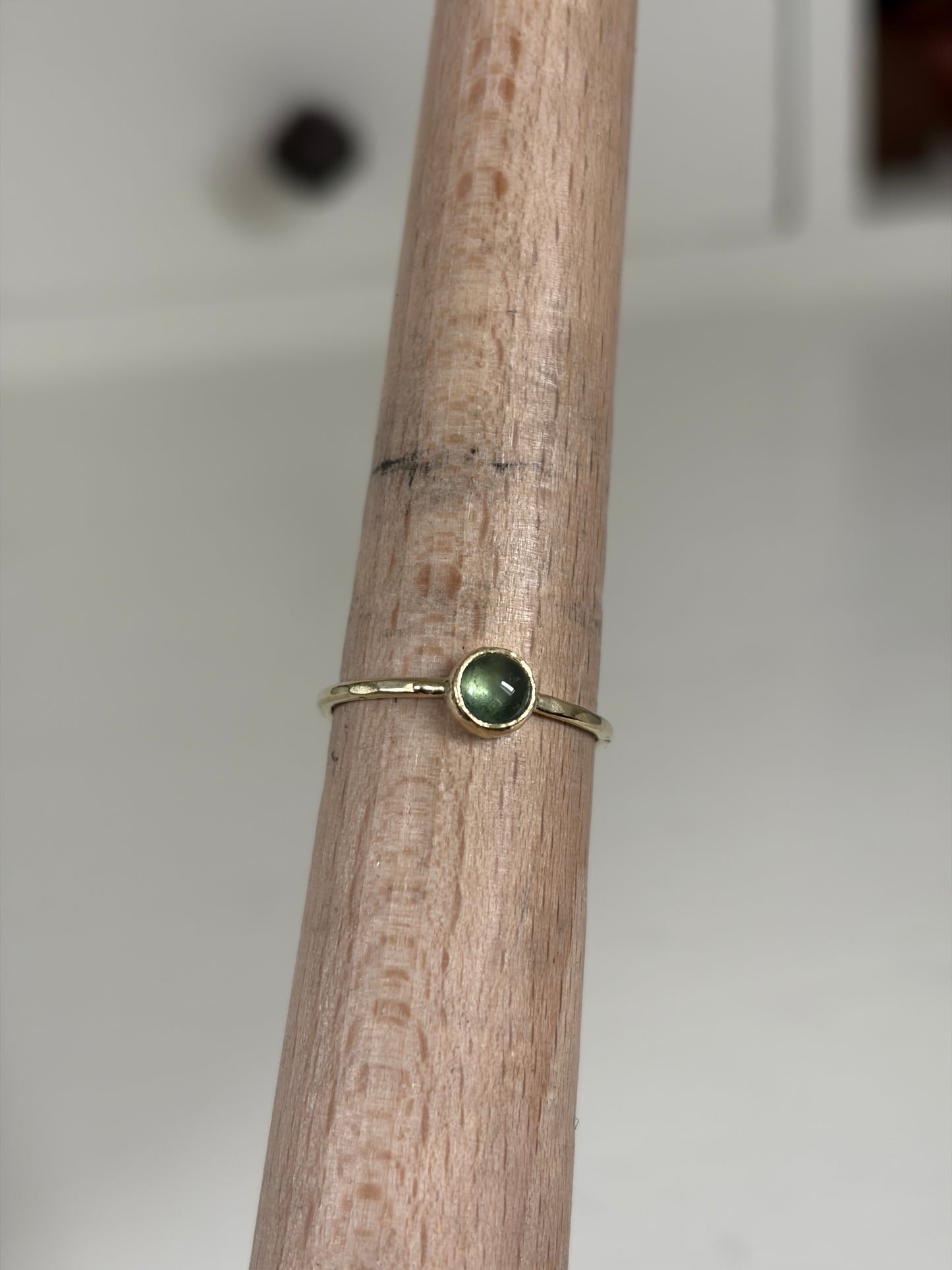 Groene toermalijn cabochon ring