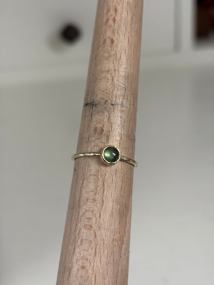 Groene toermalijn cabochon ring