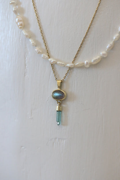 Labradoriet cabochon met ruwe mint toermalijn hanger