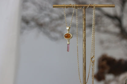 Oranje toermalijn cabochon met roze ruwe toermalijn hanger