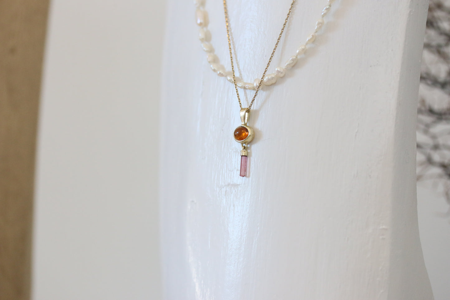 Oranje toermalijn cabochon met roze ruwe toermalijn hanger