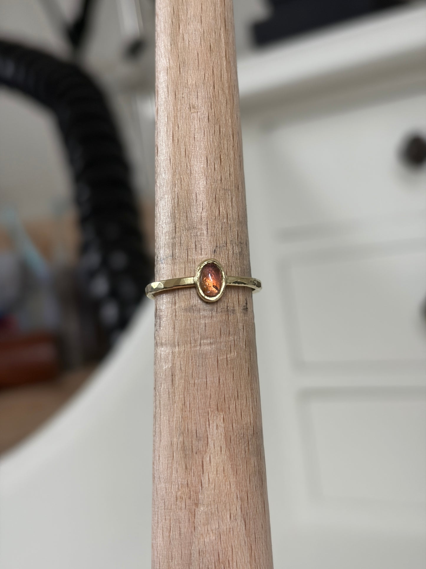 Perzik toermalijn cabochon ring