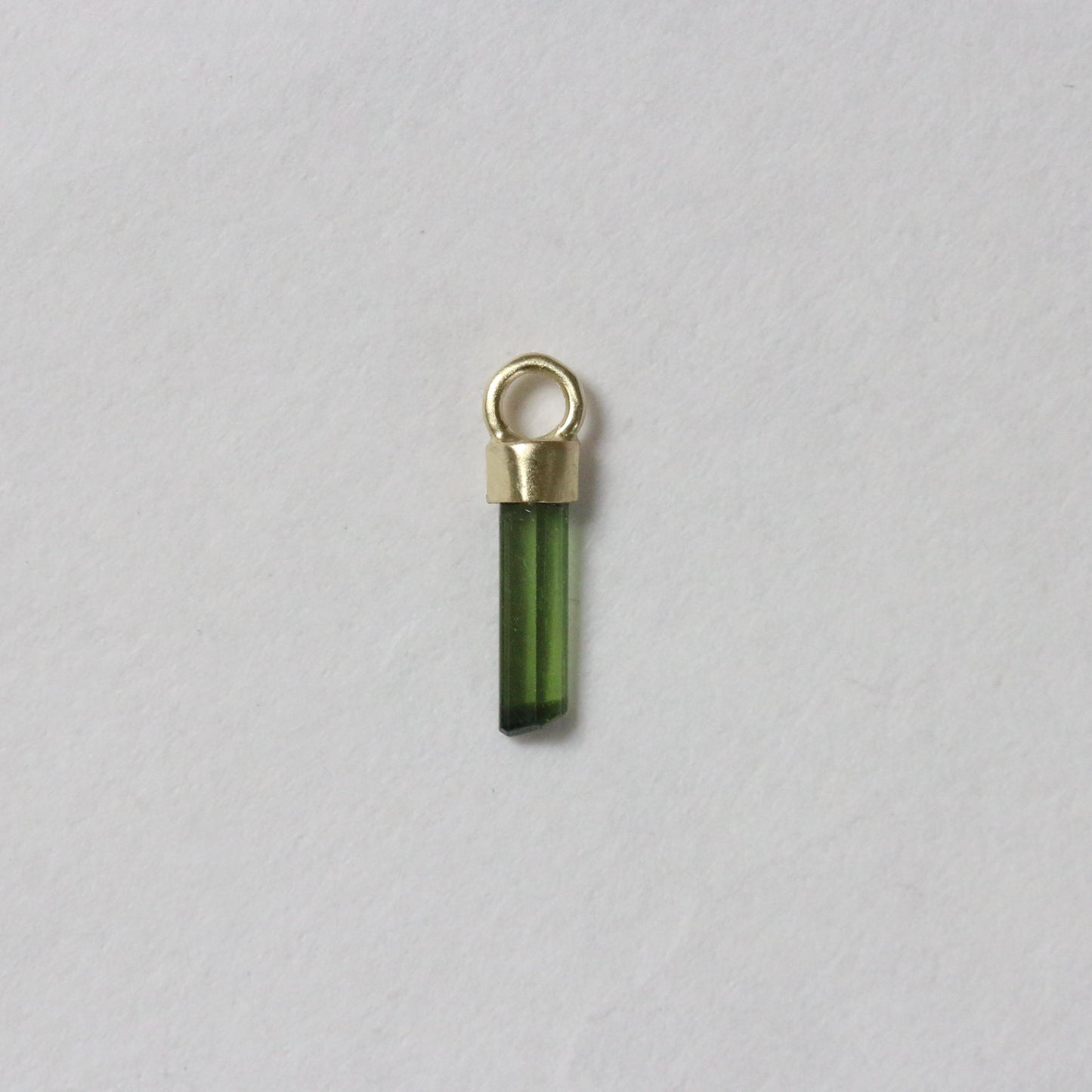 Mini ruwe groene & blauwe toermalijn charm