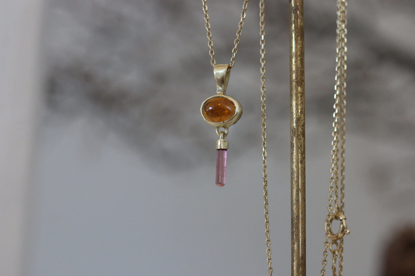 Oranje toermalijn cabochon met roze ruwe toermalijn hanger
