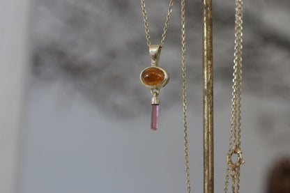Oranje toermalijn cabochon met roze ruwe toermalijn hanger