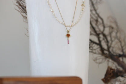 Oranje toermalijn cabochon met roze ruwe toermalijn hanger