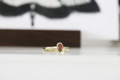 Perzik toermalijn cabochon ring
