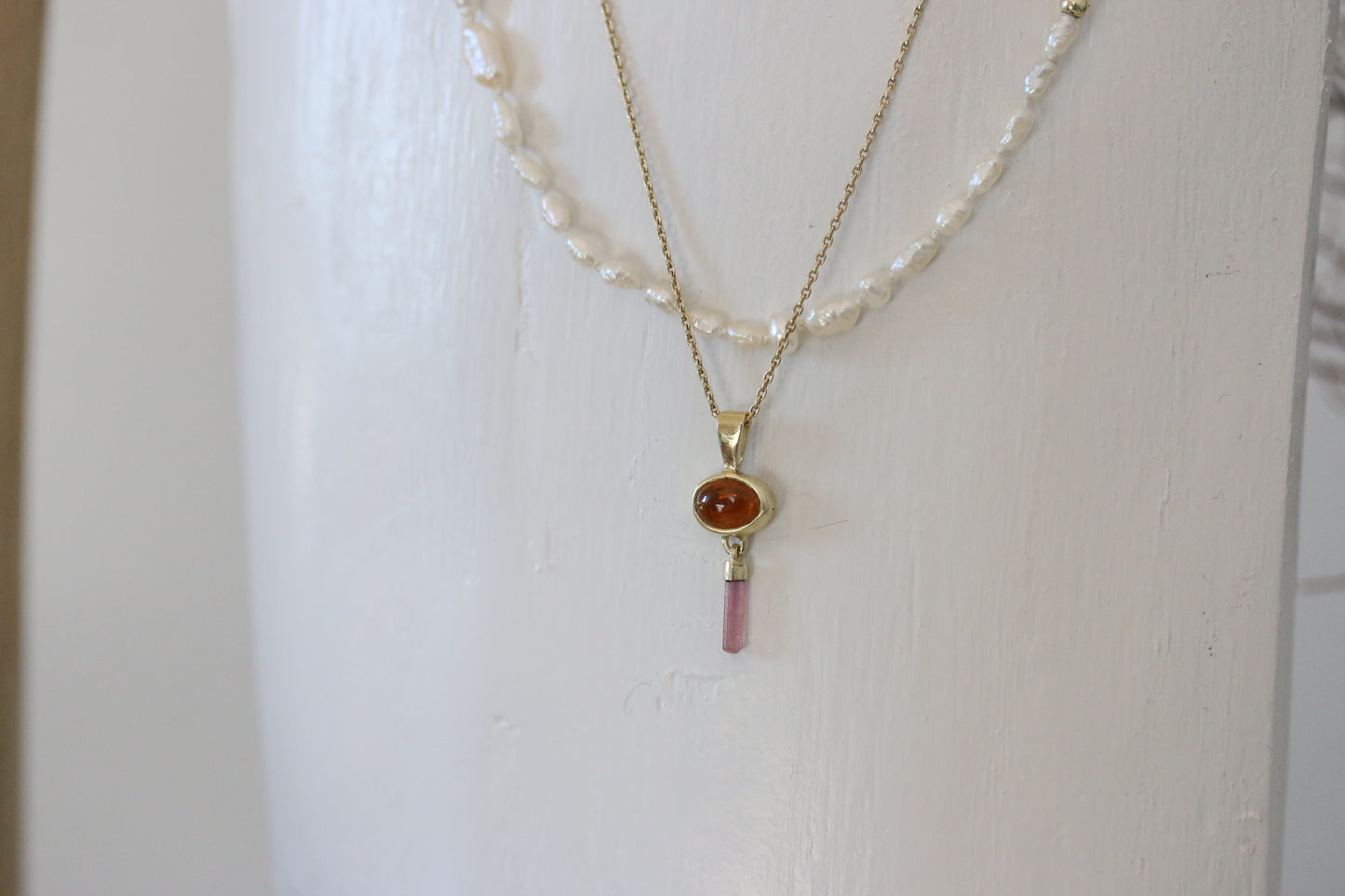 Oranje toermalijn cabochon met roze ruwe toermalijn hanger