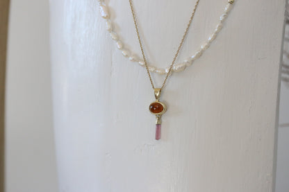 Oranje toermalijn cabochon met roze ruwe toermalijn hanger