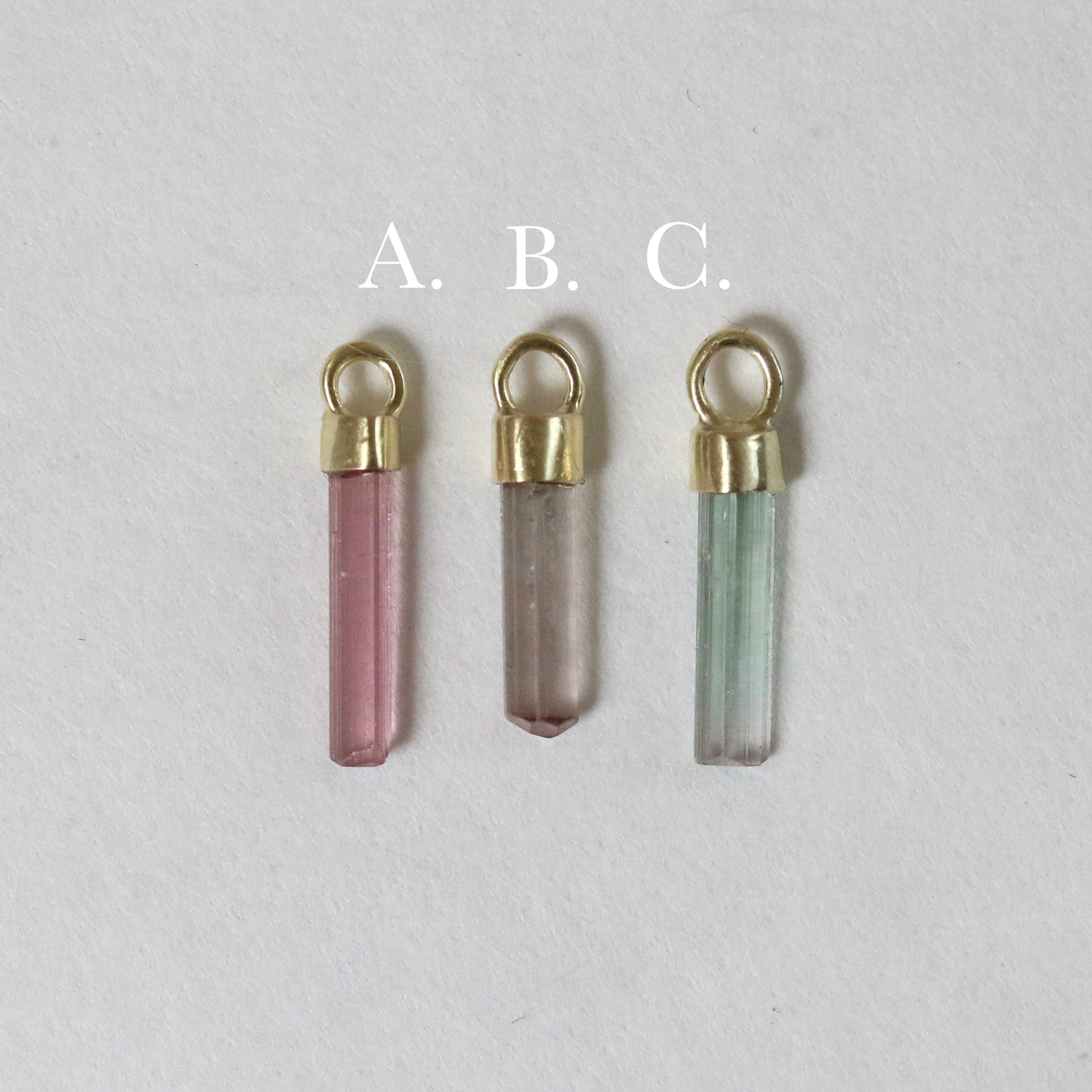 Mini ruwe roze, lila & mint toermalijn charm