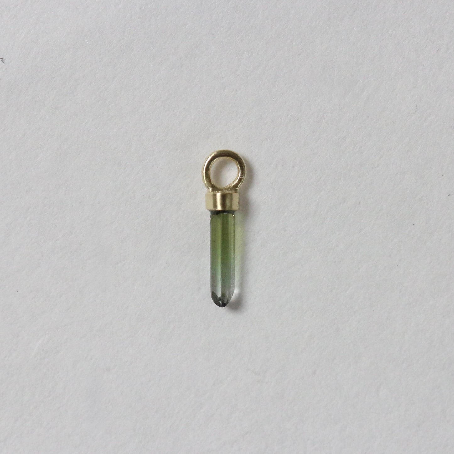 Mini ruwe groene & blauwe toermalijn charm