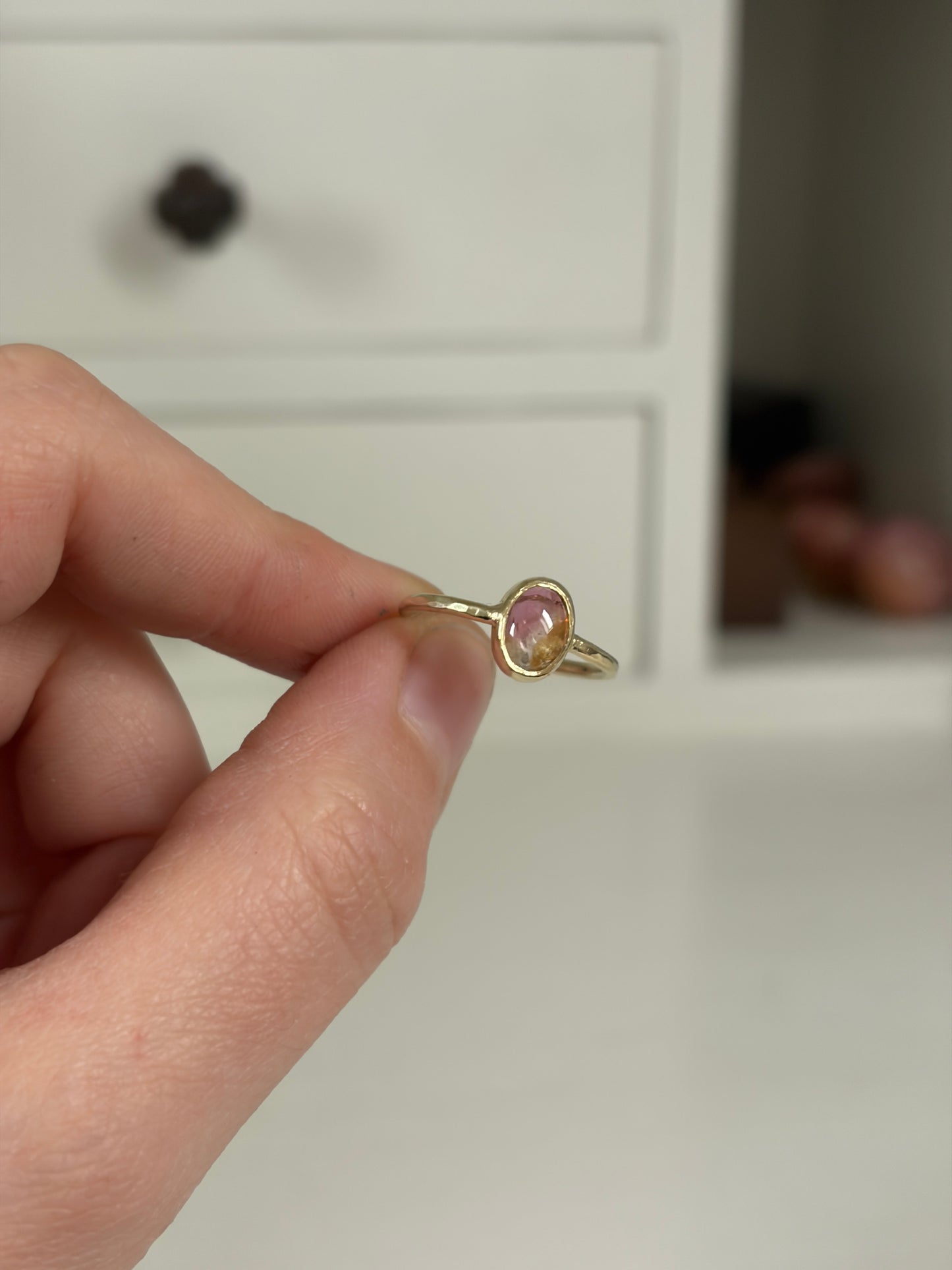 Multi color roze toermalijn cabochon ring