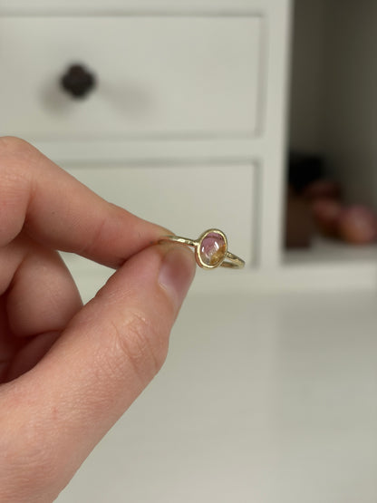 Multi color roze toermalijn cabochon ring