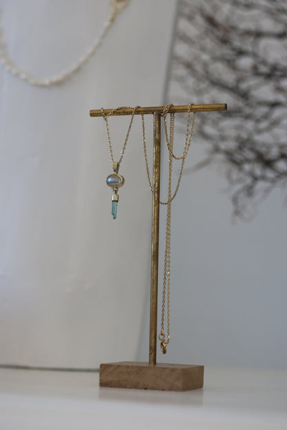 Labradoriet cabochon met ruwe mint toermalijn hanger