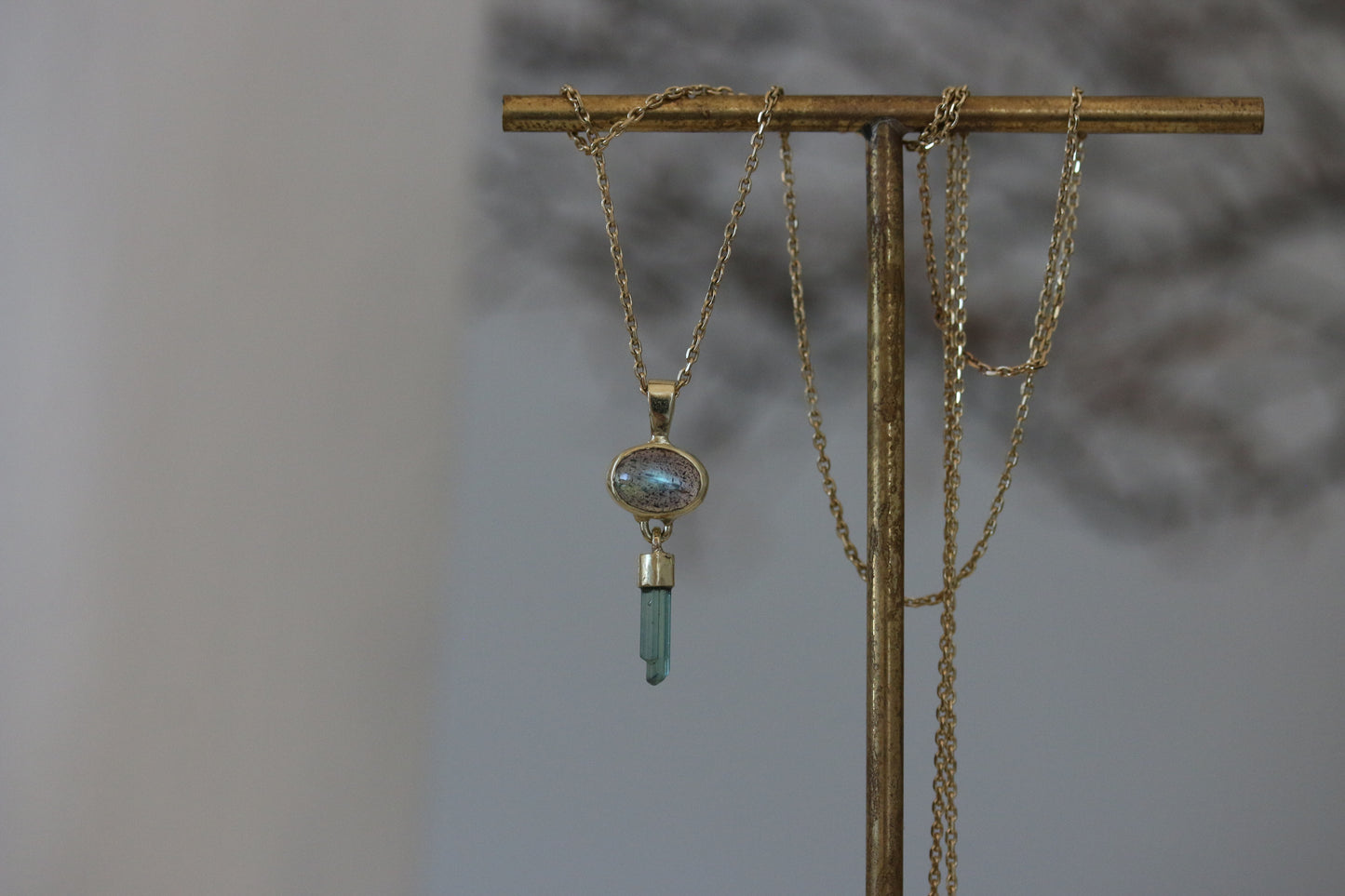 Labradoriet cabochon met ruwe mint toermalijn hanger
