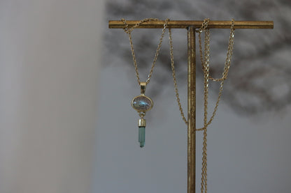Labradoriet cabochon met ruwe mint toermalijn hanger