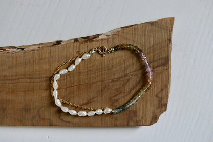 Toermalijn & barok parel armband met kettinkje