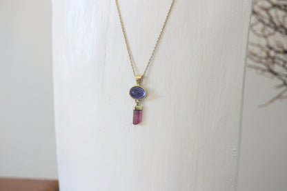 Tanzaniet cabochon hanger met ruwe roze toermalijn kristal hanger