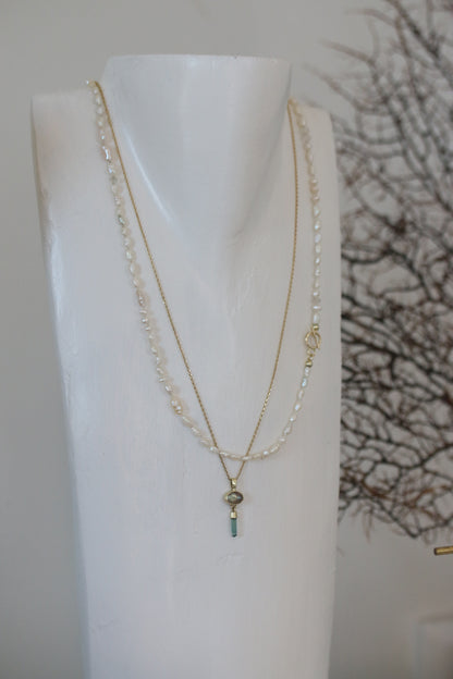 Labradoriet cabochon met ruwe mint toermalijn hanger