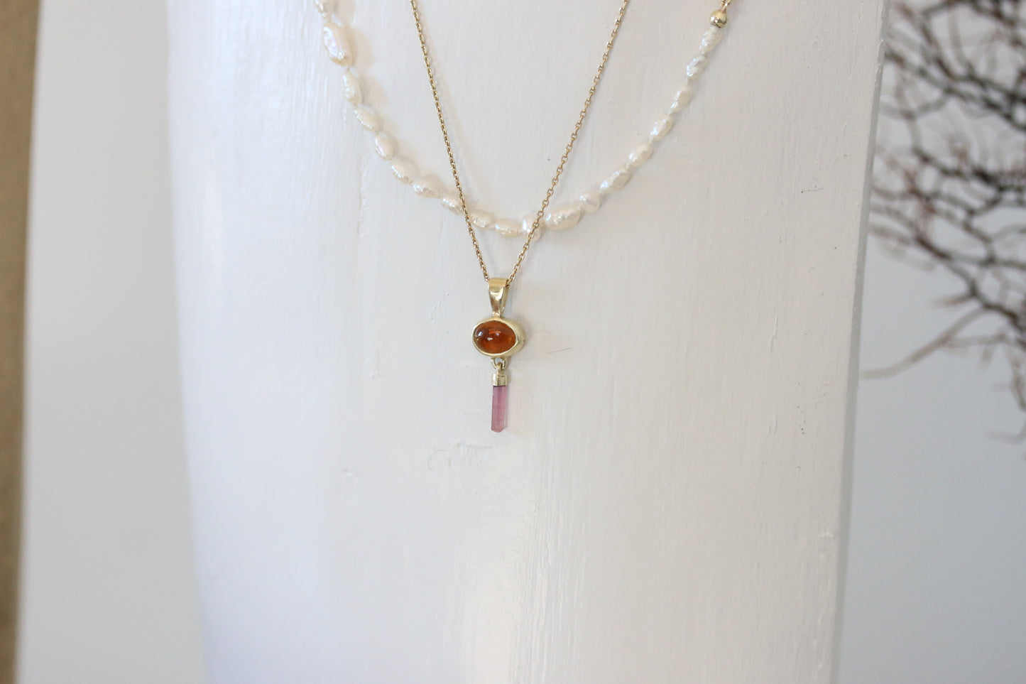 Oranje toermalijn cabochon met roze ruwe toermalijn hanger