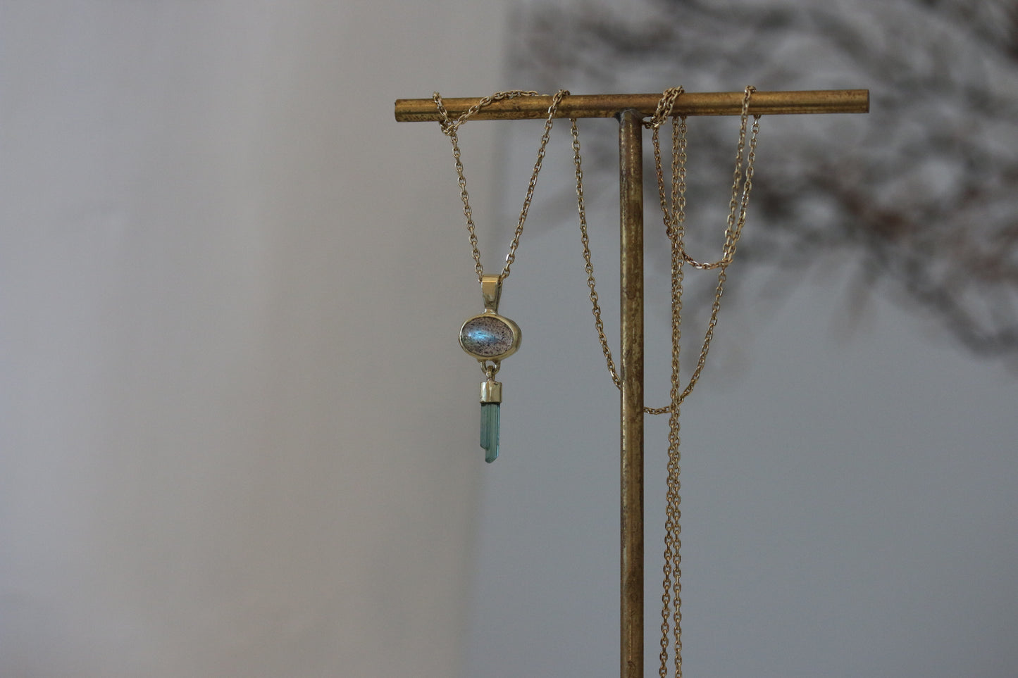 Labradoriet cabochon met ruwe mint toermalijn hanger