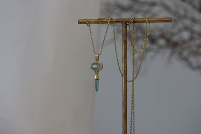 Labradoriet cabochon met ruwe mint toermalijn hanger