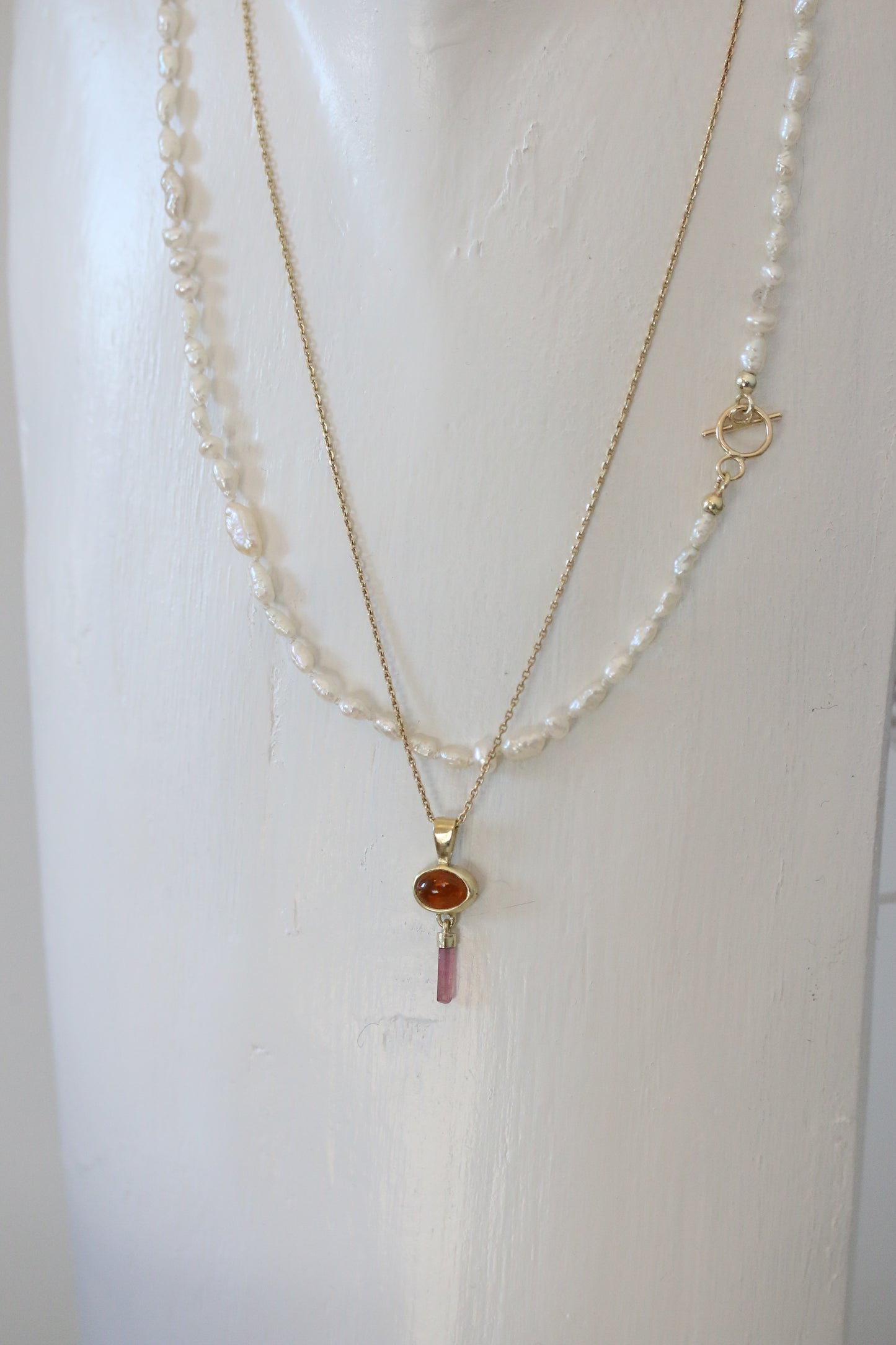 Oranje toermalijn cabochon met roze ruwe toermalijn hanger