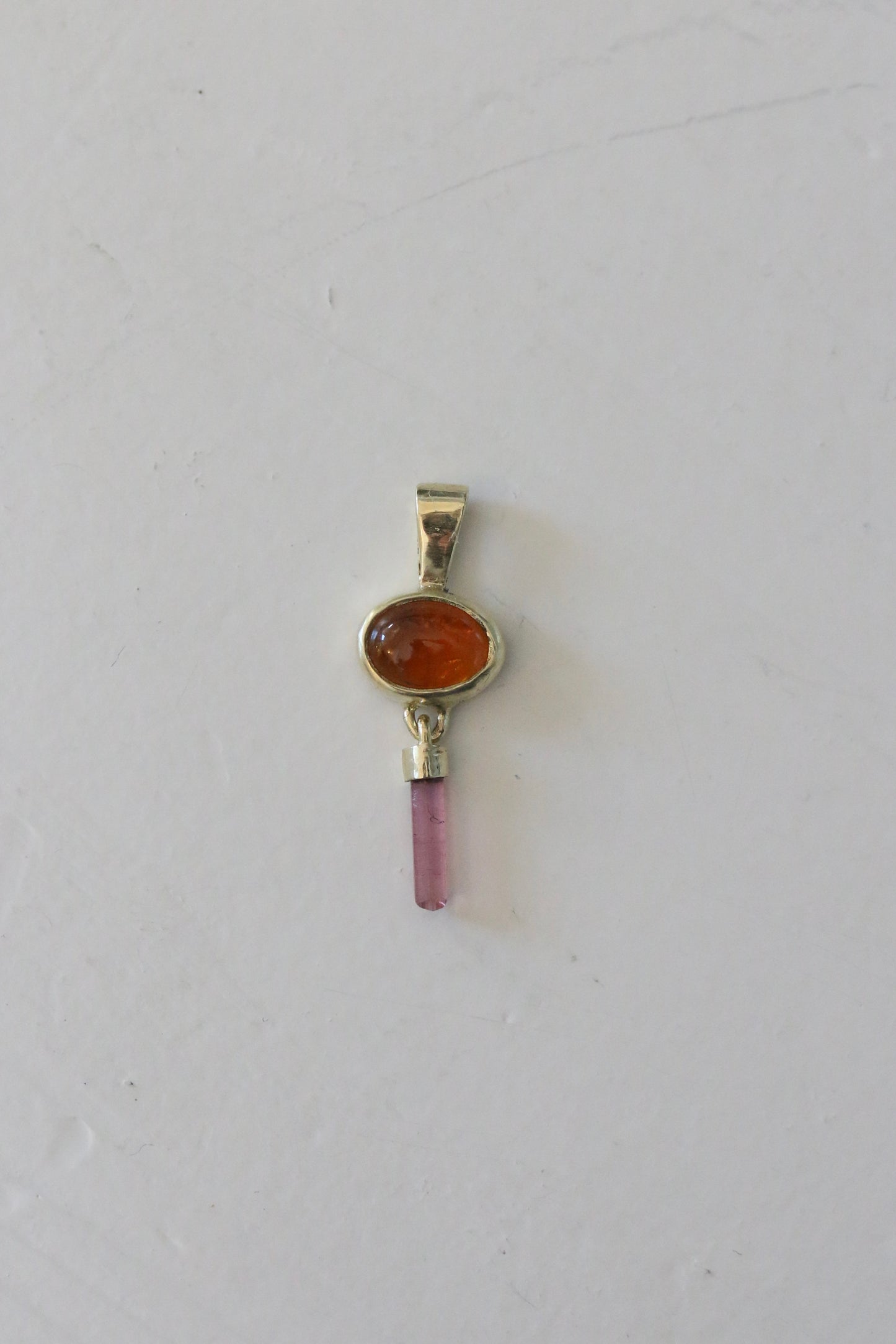 Oranje toermalijn cabochon met roze ruwe toermalijn hanger
