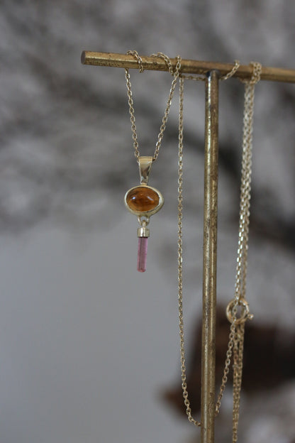 Oranje toermalijn cabochon met roze ruwe toermalijn hanger