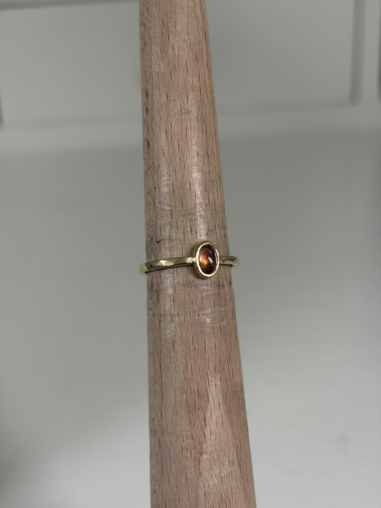 Perzik toermalijn cabochon ring