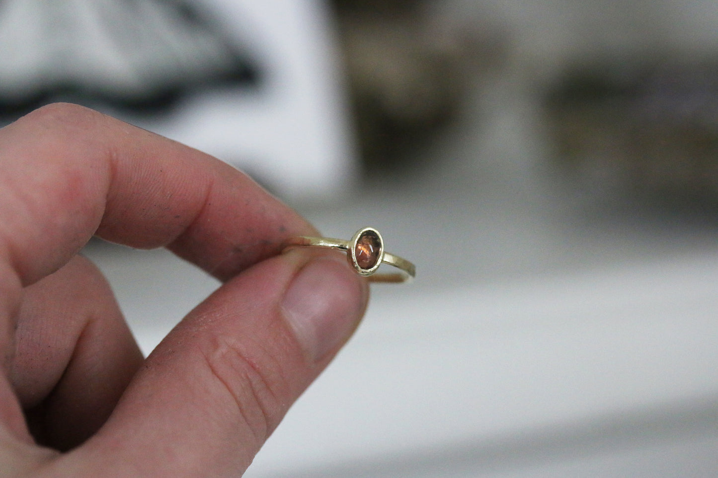 Perzik toermalijn cabochon ring