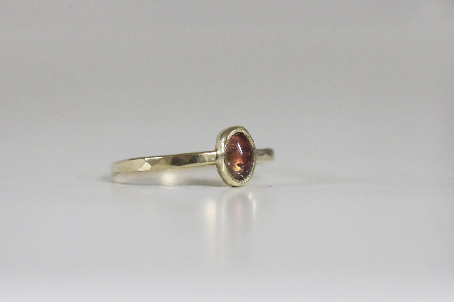 Perzik toermalijn cabochon ring