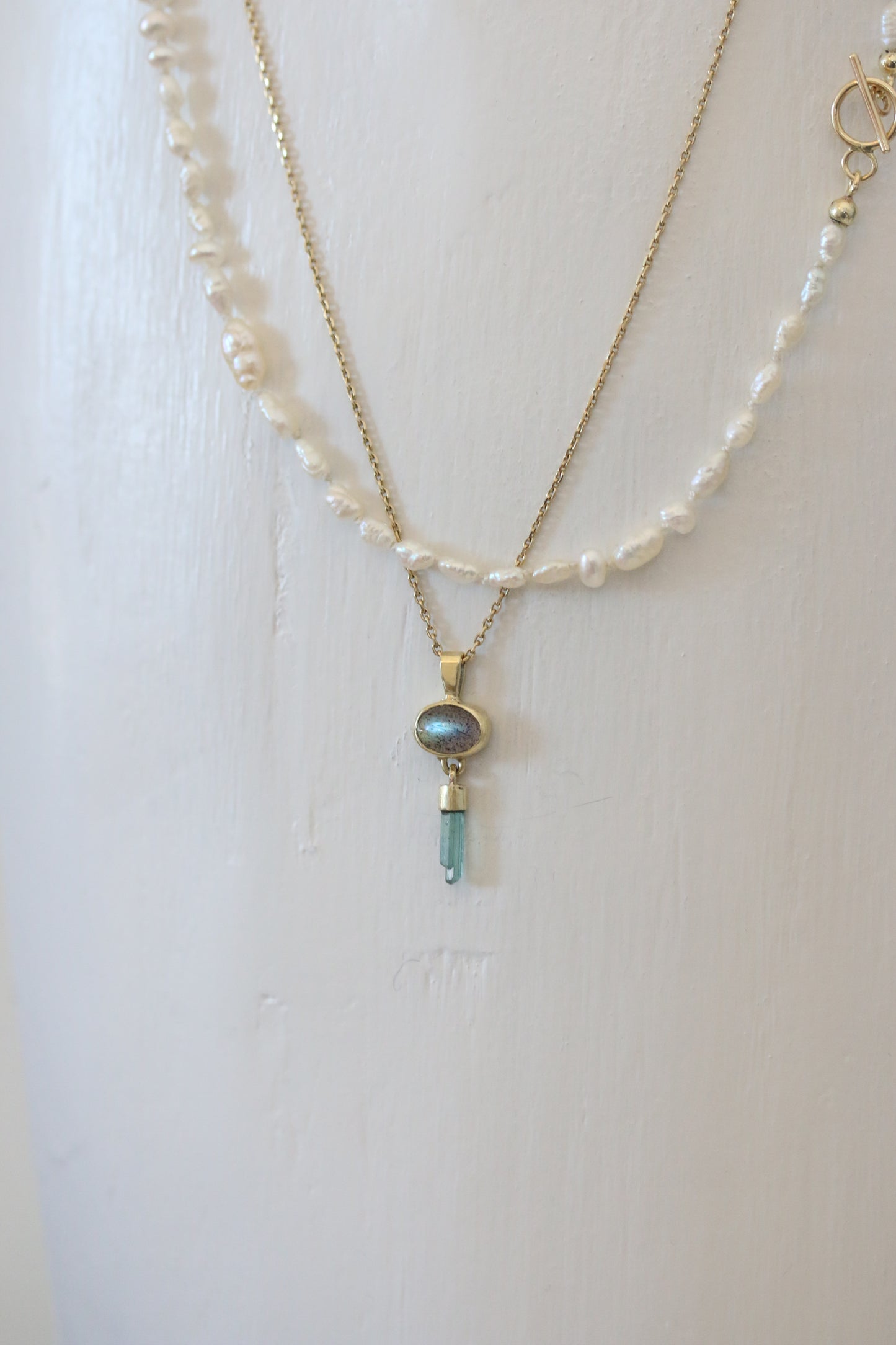 Labradoriet cabochon met ruwe mint toermalijn hanger