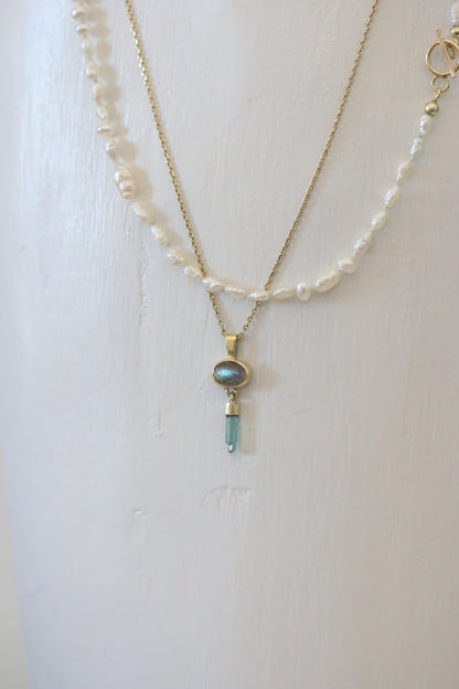 Labradoriet cabochon met ruwe mint toermalijn hanger