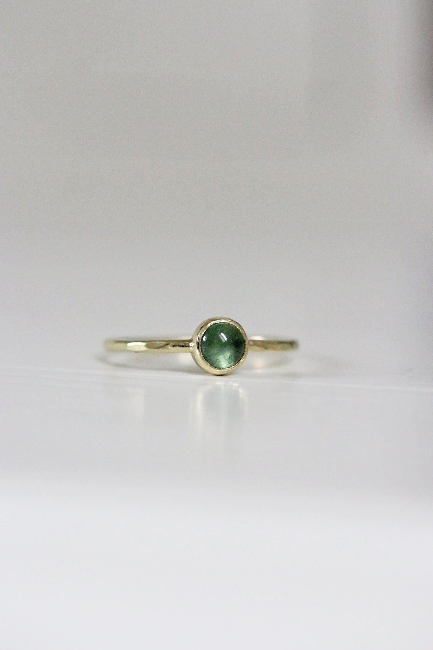Groene toermalijn cabochon ring