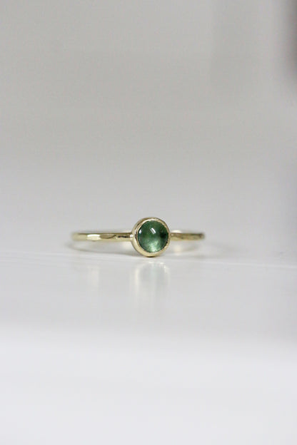 Groene toermalijn cabochon ring