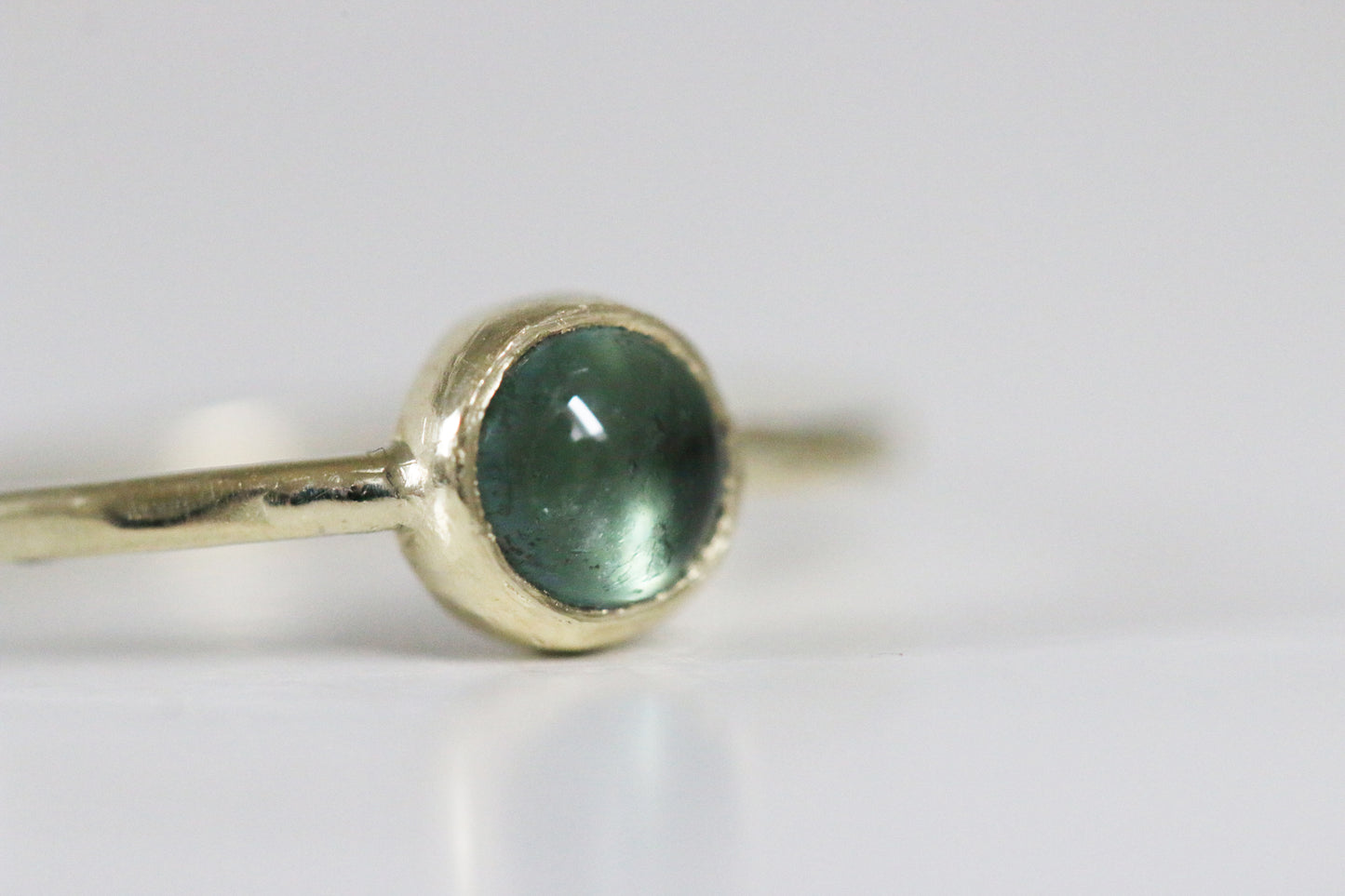 Groene toermalijn cabochon ring